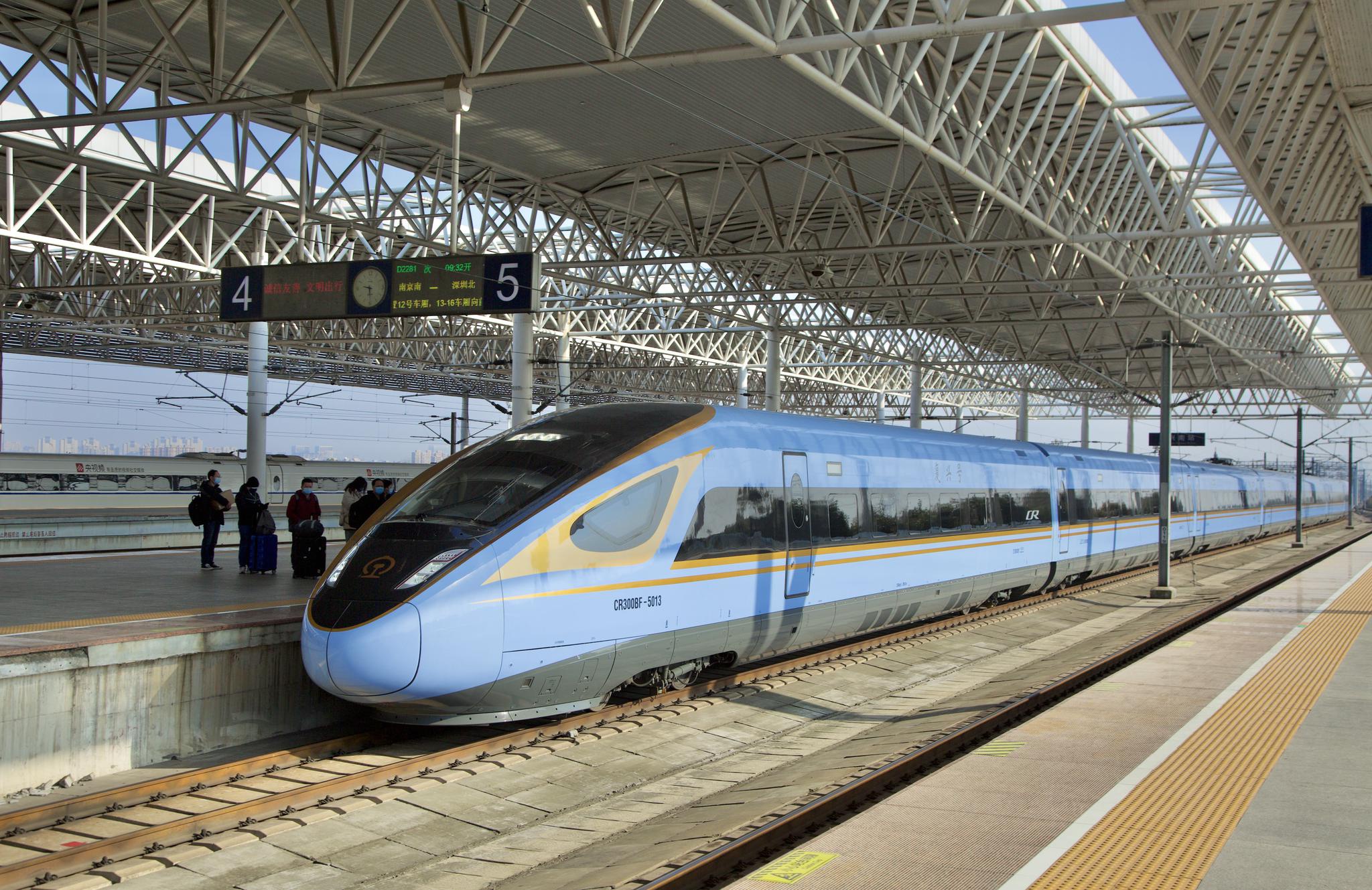 1月20日,d2281次新型复兴号动车组停靠嘉兴南站.