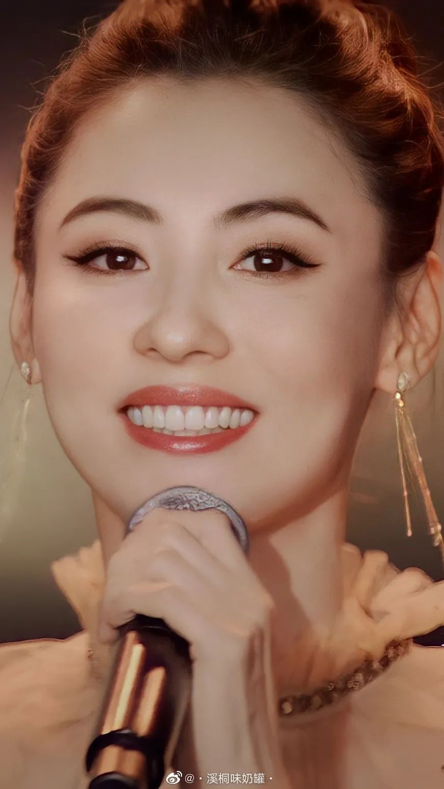 大特写成为最新整容模板,透亮肌,水滴鼻,高颅顶……40岁的张柏芝活出