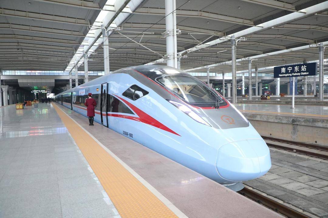 cr300af型复兴号动车组整装待发.邢星摄