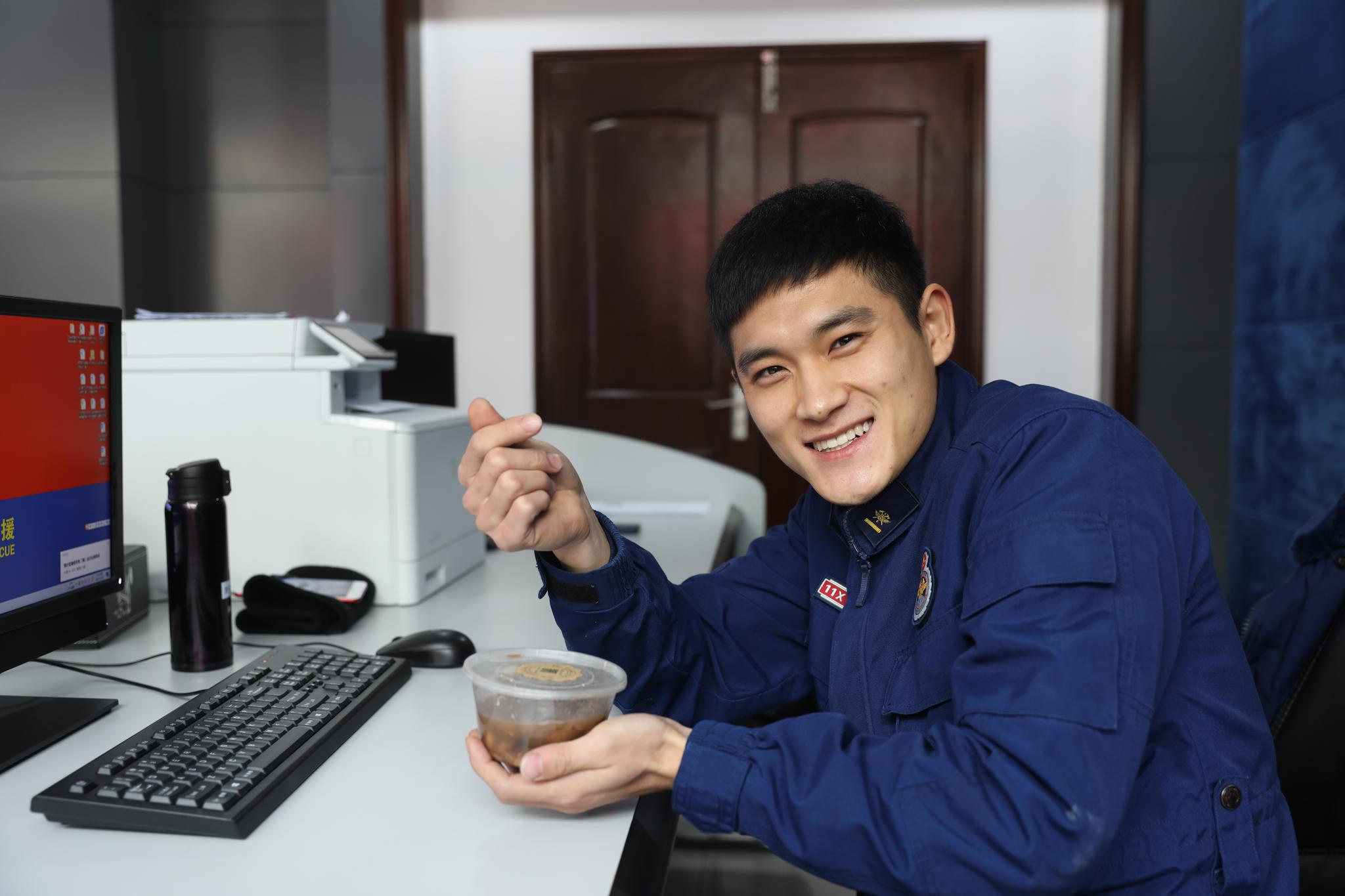 好暖心舟山一男子为消防员送上爱心腊八粥