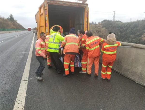 高速上惊现一头200斤的猪散步 众人合力围堵抓猪休闲区蓝鸢梦想 - Www.slyday.coM