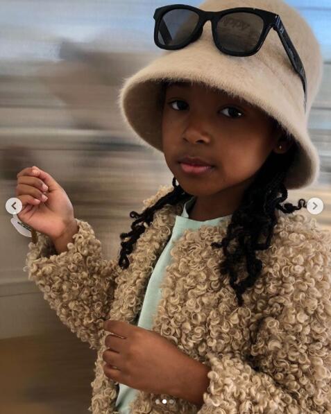 詹姆斯晒女儿生活照她说去巴黎购物