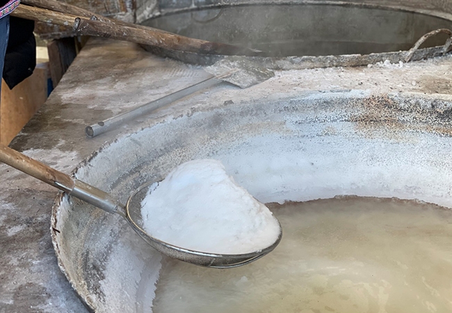 如今,诺邓人依旧延续着传统的井盐炼制工艺,从盐井中抽取卤水,倒入