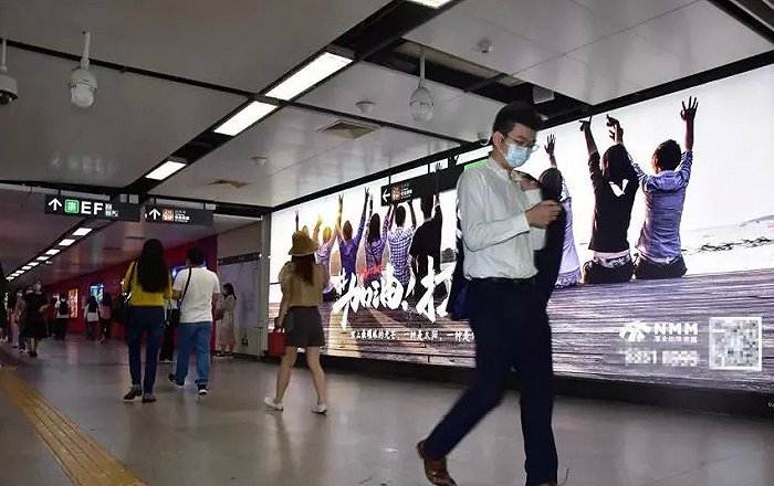 “加油，打工人”地铁公益广告；图：深圳报业地铁传媒