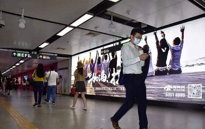 “加油,打工人”地铁公益广告;图:深圳报业地铁传媒