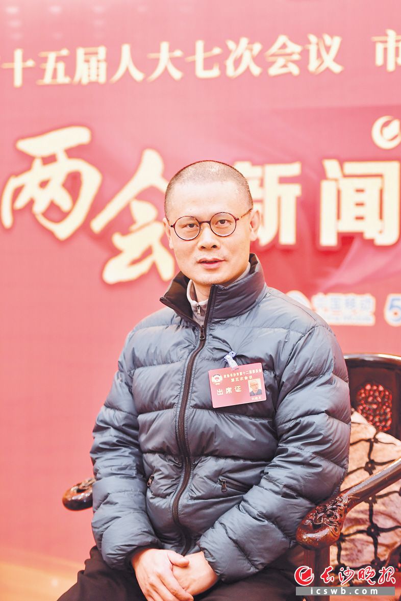 正文  市政协委员,长郡中学美术教研组组长刘晓军  我是一名"老三届"