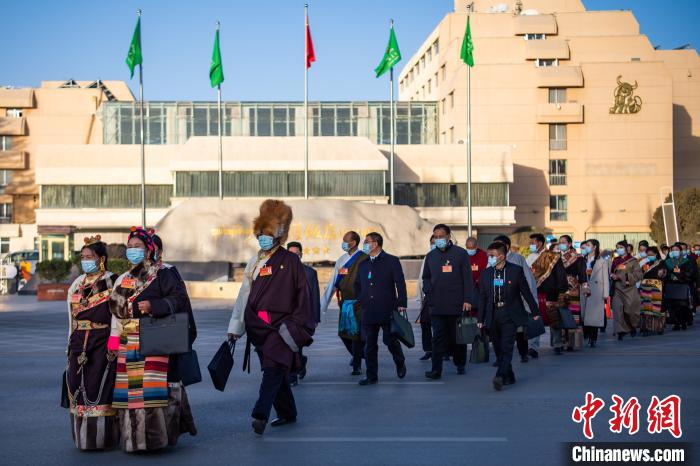 图为代表从驻地前往会场 何蓬磊 摄