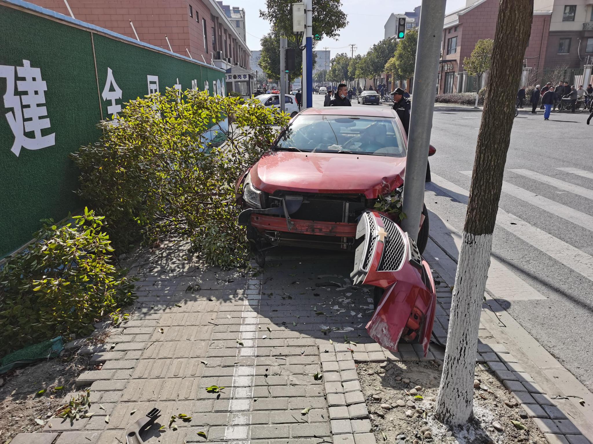 男子弃车跳河不肯上岸:喝三两白酒一杯黄酒,先撞车再撞树