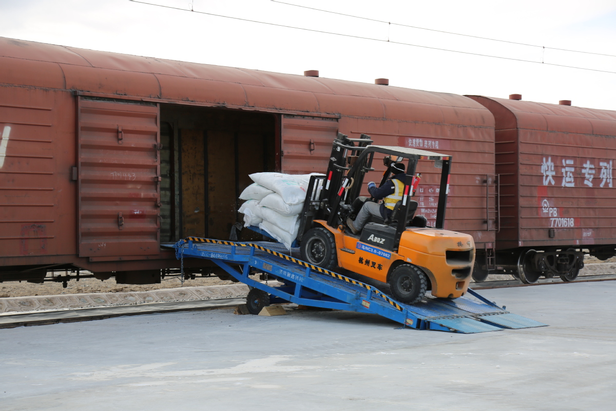 铁路货运装卸线侧移式移动接触网在全国首次投用