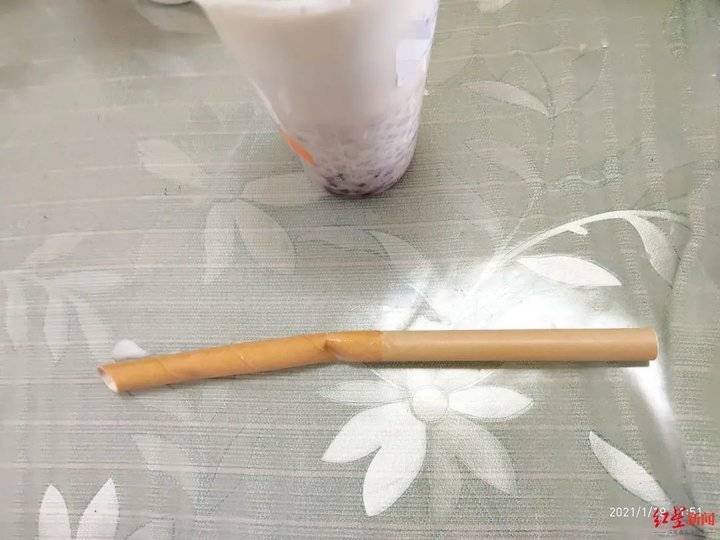 纸吸管喝奶茶被泡烂网友用了几次纸吸管我戒了奶茶