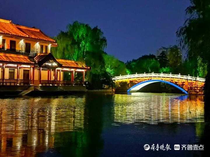"向齐鲁晚报官方客户端齐鲁壹点情报站发来一组济南大明湖的夜景照片