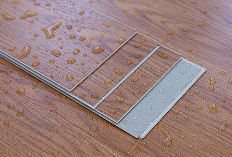 5,防水防潮:石塑地板不怕水,只要不是长期被浸泡就不会受损,因此不