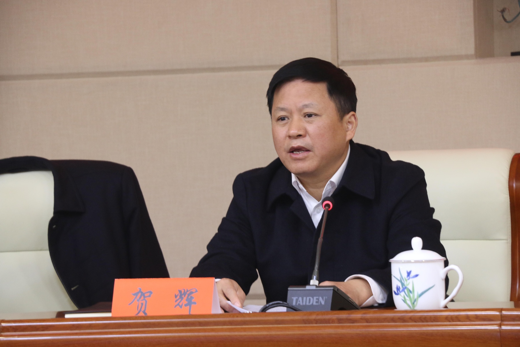 正文  贺辉指出,安全高于一切,保障人民群众平安,顺利到达目的地,是