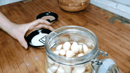 腊八节大比拼你家的腊八蒜是怎么制作的听说这么做味道更足哦