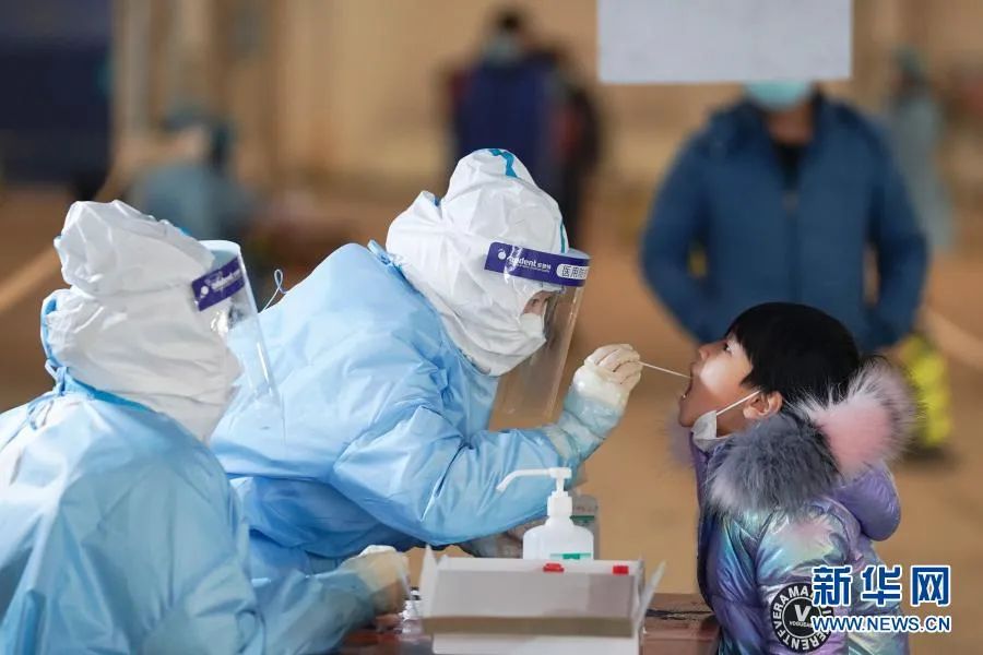 市大兴区庞各庄镇一处核酸检测点,医护人员为一名小朋友进行核酸采样