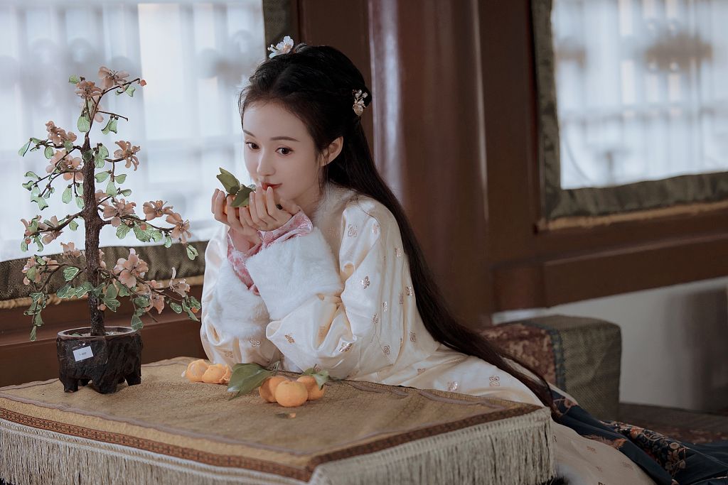 郑合惠子雪中写真氛围感满满着古装撑伞伫立更显温婉雅致