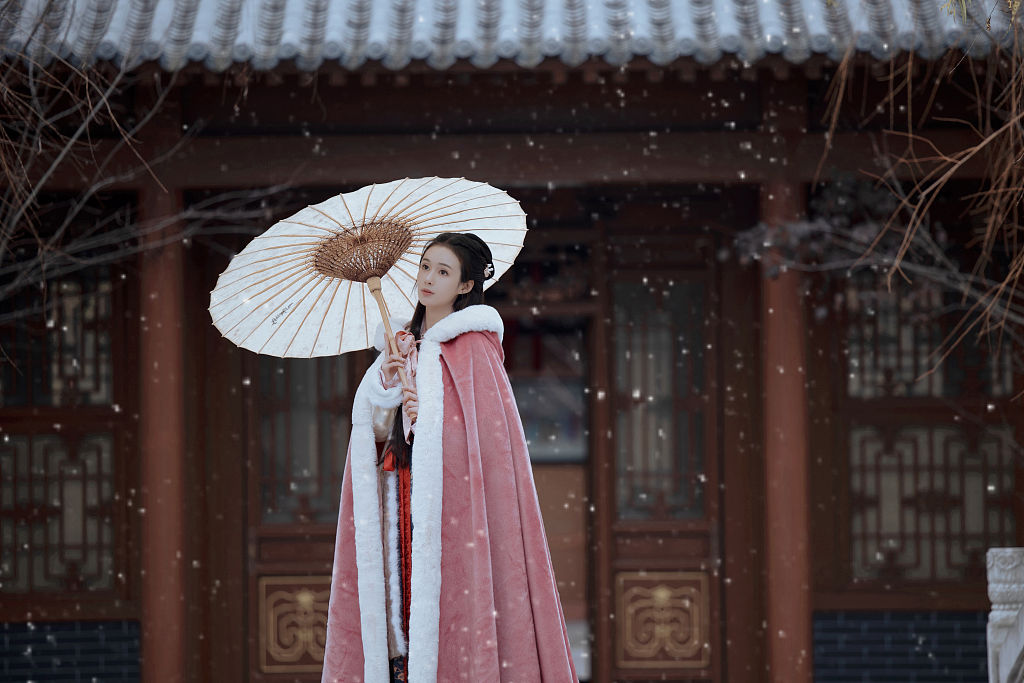 郑合惠子雪中写真氛围感满满 着古装撑伞伫立更显温婉雅致|郑合惠子|