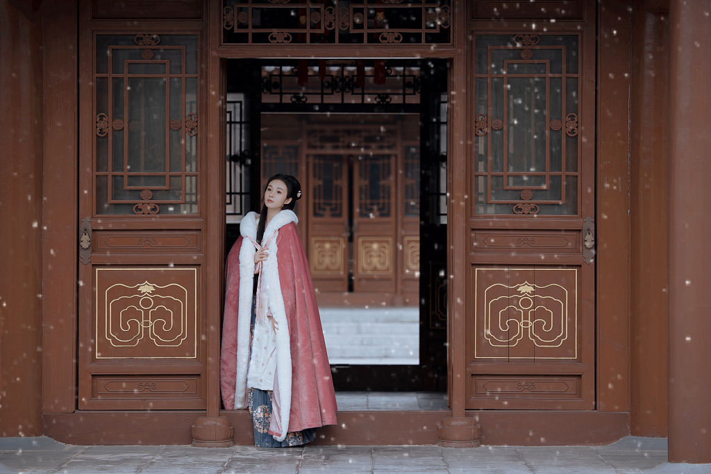 郑合惠子雪中写真氛围感满满 着古装撑伞伫立更显温婉雅致|郑合惠子|