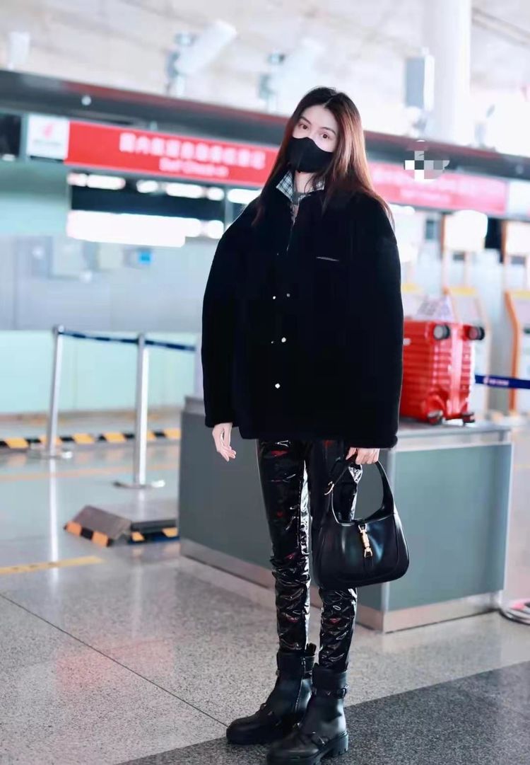 何穗气质没得挑一身黑走机场穿皮裤还能这么宽松身材太好了