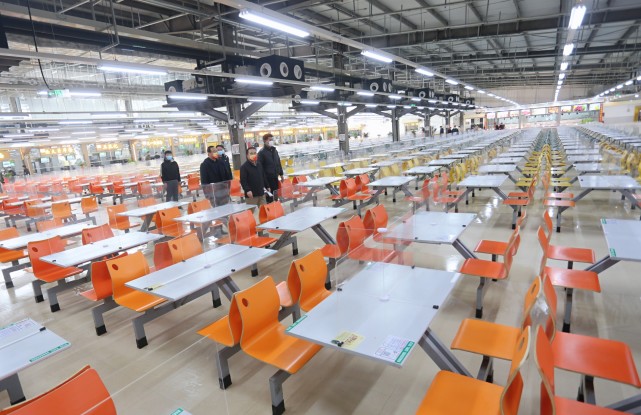 郑州富士康万人餐厅让职工吃出幸福味