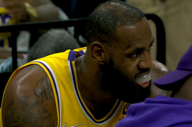 遭2年级30号秀连砍7分暴击，湖人被惹毛了，连续3次暴扣打停对手休闲区蓝鸢梦想 - Www.slyday.coM