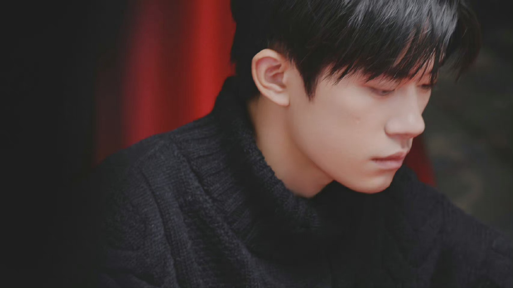 易烊千玺两张花絮黑色高领毛衣安静温柔相机定格下的美好