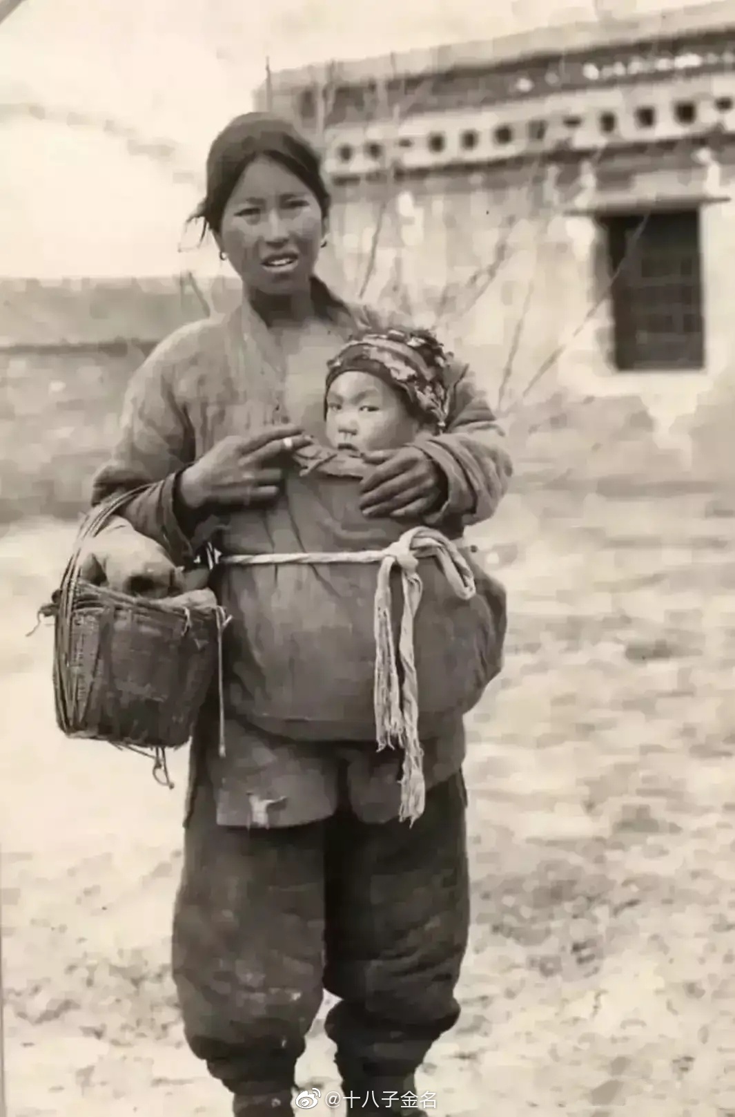 民国时期,一位带着孩子逃难的妇女,在寒冷冬天……|战乱|御寒|此情此景|人世间|新星_新浪新闻