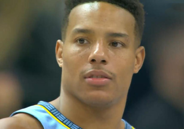 遭2年级30号秀连砍7分暴击，湖人被惹毛了，连续3次暴扣打停对手休闲区蓝鸢梦想 - Www.slyday.coM