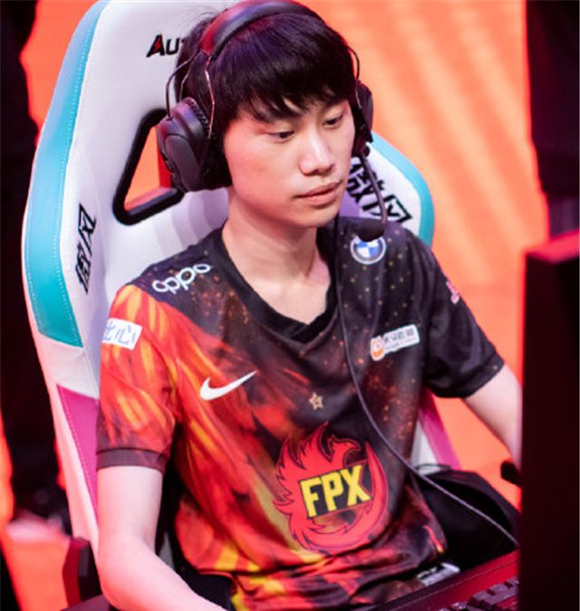 中单的交锋,冷少称比赛那点钱没用,金咕咕却说没动静是无处可去休闲区蓝鸢梦想 - Www.slyday.coM 中单的交锋,冷少称比赛那点钱没用,金咕咕却说没动静是无处可去休闲区蓝鸢梦想 - Www.slyday.coM