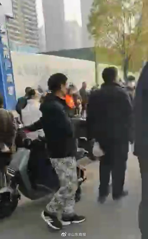 河南公职人员强制执行时致一男子当街死亡当地回应：还在调查中休闲区蓝鸢梦想 - Www.slyday.coM