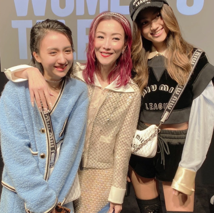 港圈星二代同台比美！任晴佳身材好、许恩怡甜美、林恺铃太像妈妈|柏安妮|龚慈恩|林恺铃_新浪新闻