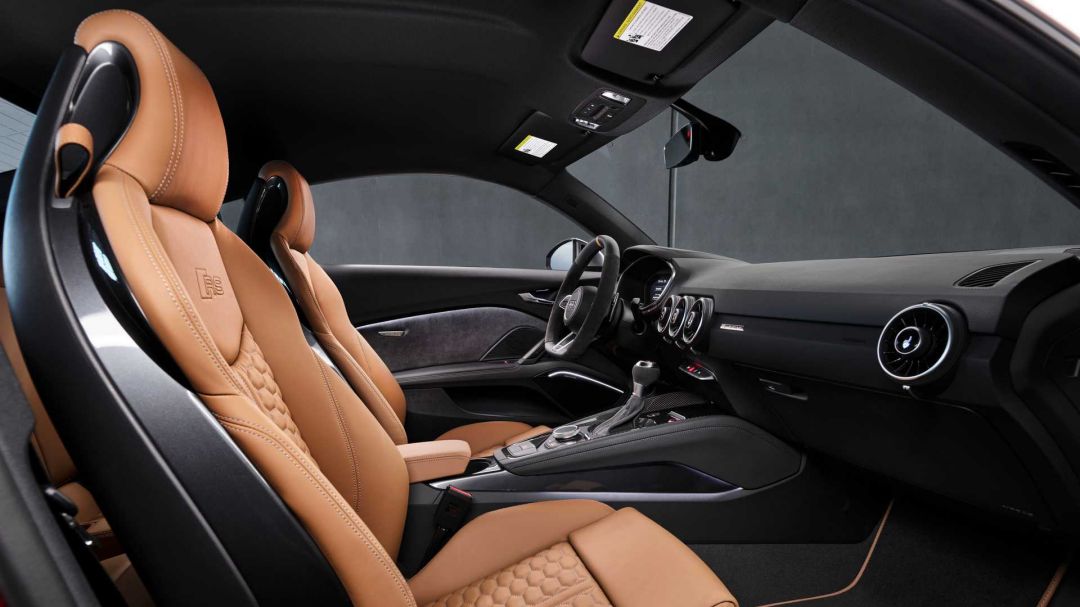 内饰方面,新车依然是浓烈的运动属性,配备了三辐式平底造型rs运动风格