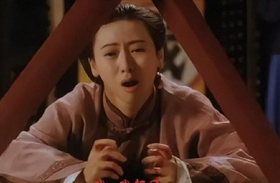 于是就有了"小白菜"挨板子的名场面,那场戏拍完,翁虹下半身被打得红肿