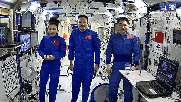 ▲2021年12月9日，中国空间站上的神舟十三号机组3名成员翟志刚（中 ）、王亚平（左 ）和叶光富（右）分别向地球上的学生致意。