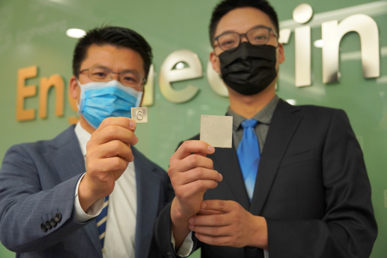 研究团队展示自身表面可杀灭新冠病毒的高铜含量不锈钢样本。图自香港大学官网