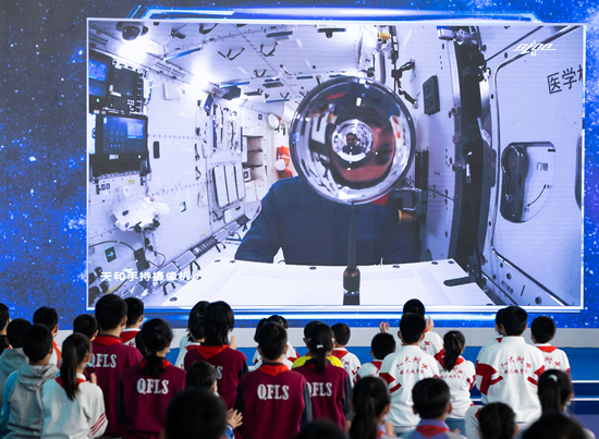 飞天梦永不失重 科学梦张力无限 中国空间站第一次太空授课休闲区蓝鸢梦想 - Www.slyday.coM