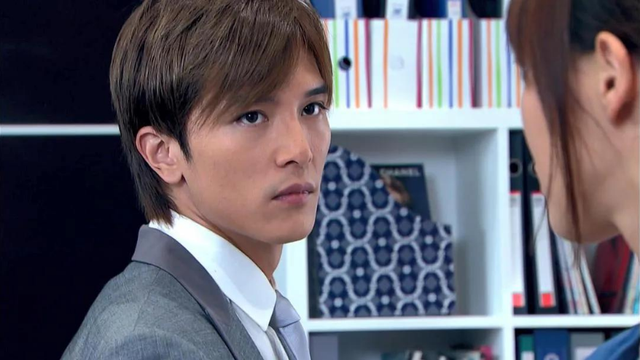 男方是邱泽,早年间很火的一个男演员,出演过电视剧《夏家三千金》《 