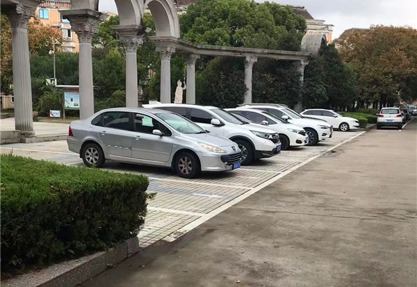泰州规范小区停车位让文明更到位