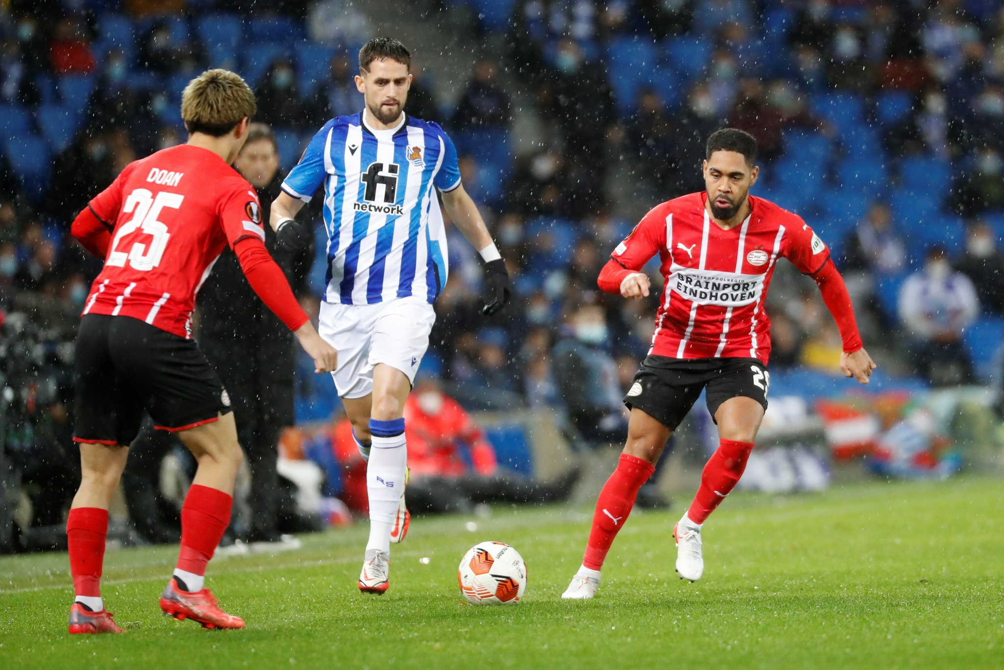 12月9日,皇家社会队球员奥亚萨瓦尔(右)庆祝攻入球队第二球.