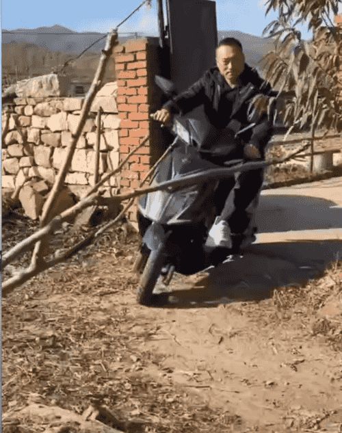 消防点名的第二天，千万粉丝的张同学又被交警盯上了！休闲区蓝鸢梦想 - Www.slyday.coM