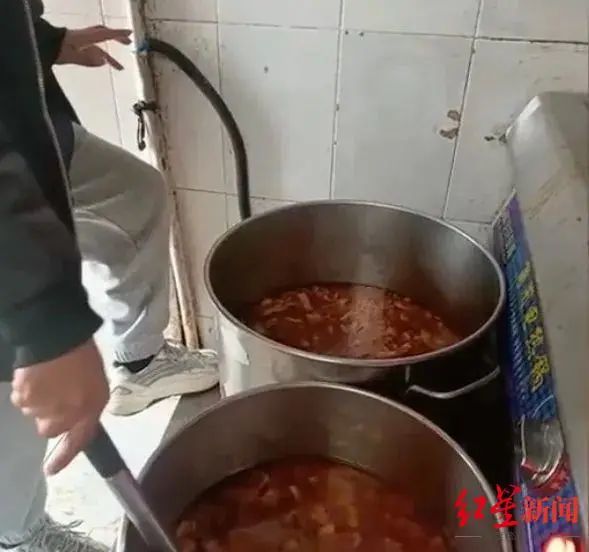 拿到学校的腊肉做成午餐,与孩子们一起分享