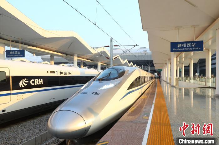 图为12月10日，停靠在赣州西站的G2197次动车组列车。刘占昆 摄
