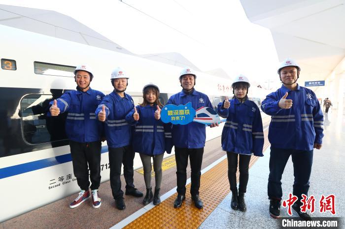 图为参加赣深高铁建设的中国中铁电气化局工作人员在动车前合影。刘占昆 摄