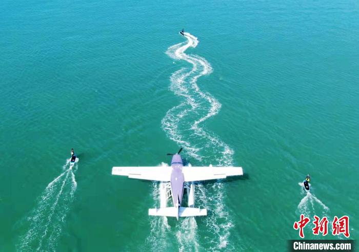 电动冲浪板和水上飞机一同在海面上滑行。三亚海空驿站供图