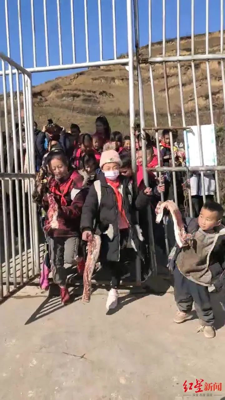 孩子们拿着腊肉来学校