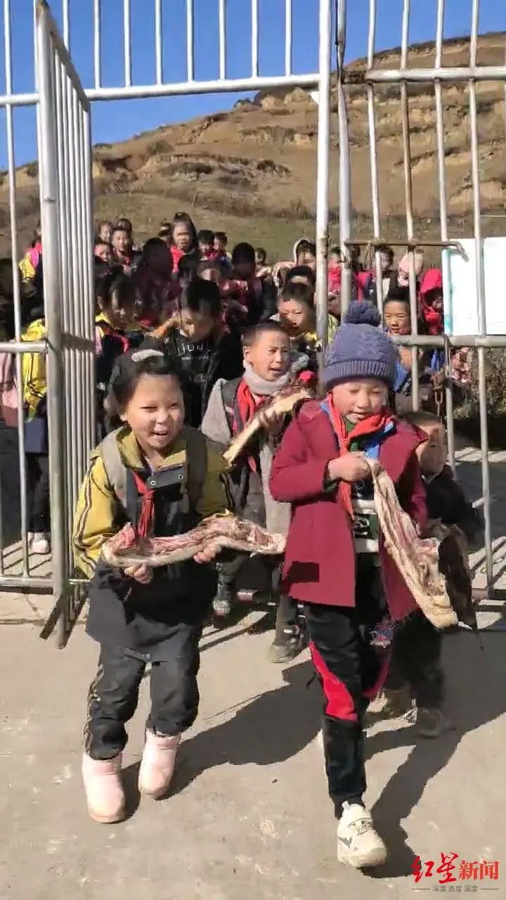 孩子们拿着腊肉来学校