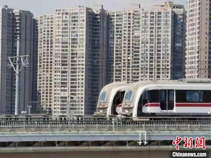 图为不载客试运行瞬间。重庆市住房和城乡建设委员会供图