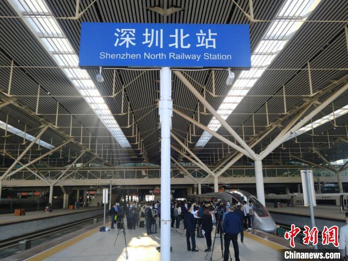 京港高铁赣深段10日开通运营，首趟列车G4640次当日9：00由深圳北站发车前往赣州西站。陈文 摄
