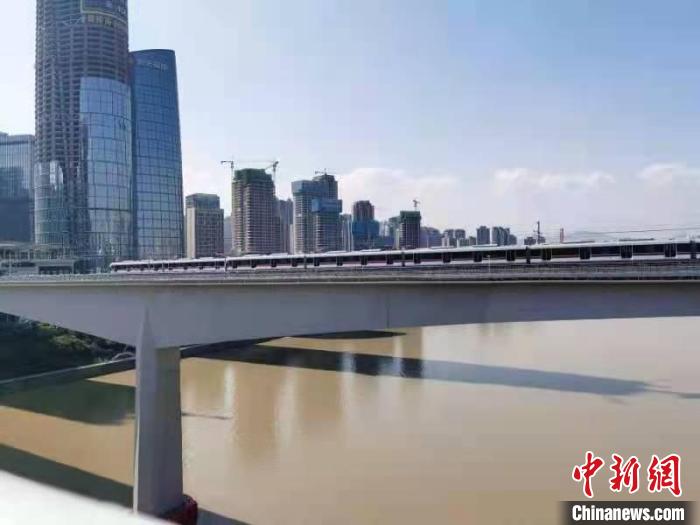 图为重庆轨道交通9号线不载客试运行列车正在过桥。重庆市住房和城乡建设委员会供图