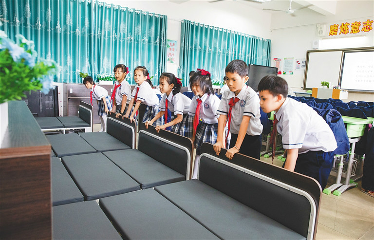 三亚水蛟小学加强学生睡眠管理 教室内设"午休床"休闲区蓝鸢梦想 - Www.slyday.coM